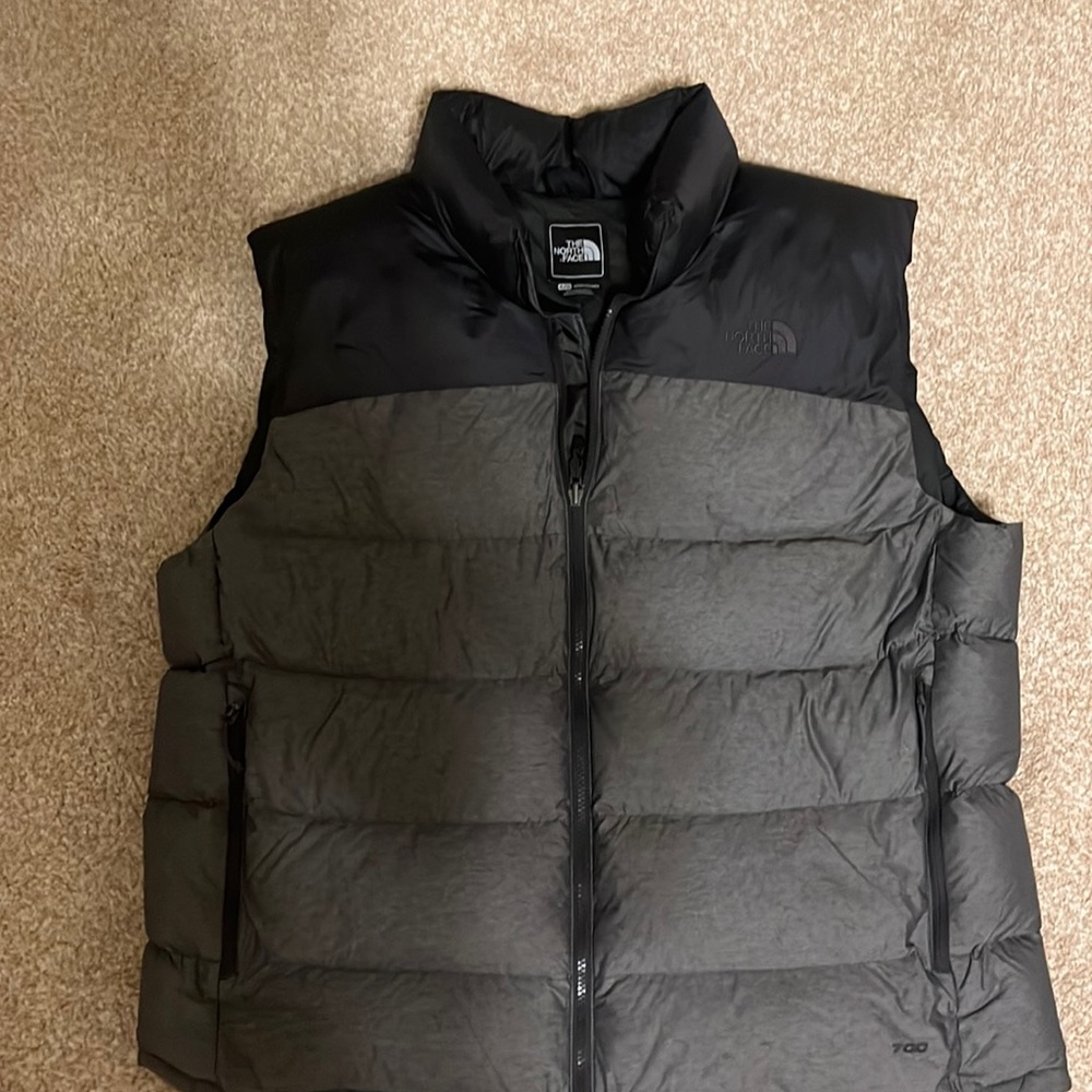 Men’s LG North Face 700 series best. Only worn two times.